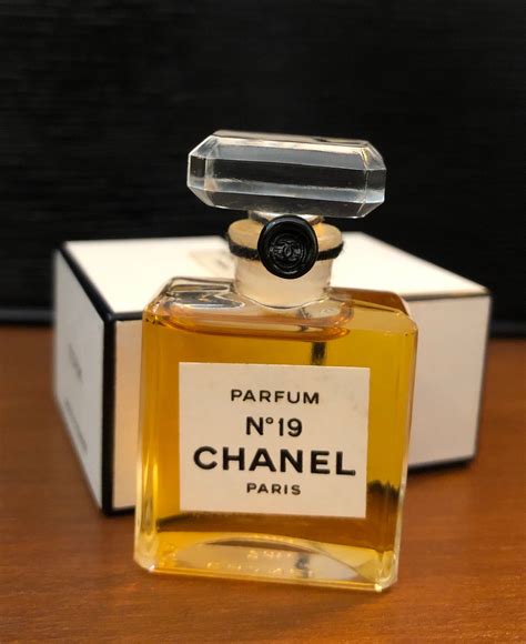 first time opening chanel no.19 samml perfume bottle